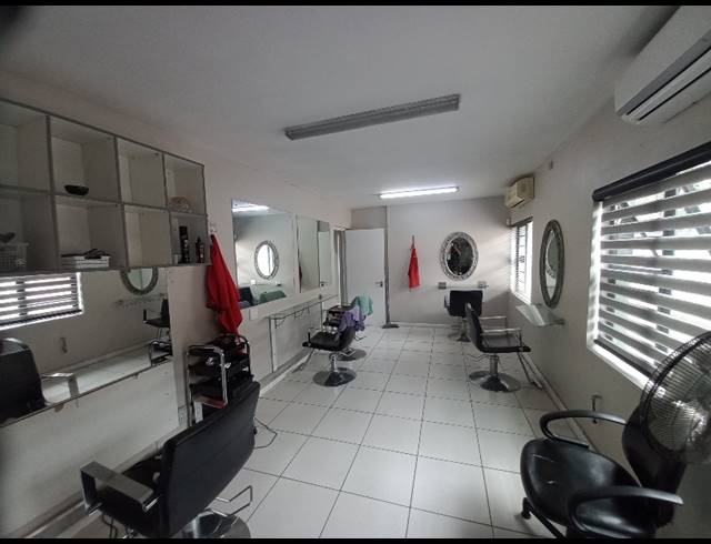 136M² BUSINESS TO LET IN VINCENT